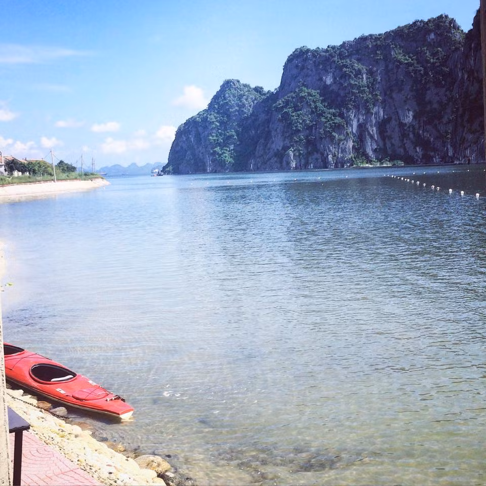 Ngoài việc tắm biển, khi đến với bãi biển Quảng Hồng các bạn trẻ còn được trải nghiệm môn thể thao đó là chèo thuyền kayak trên mặt nước trong xanh. Giá chèo thuyền ở đây cũng khá hợp lý đó là 150 nghìn đồng/2 người và bạn muốn sử dụng bao lâu cũng được.