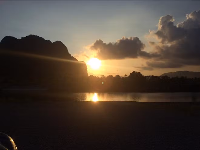 Điểm trừ của bãi biển Hồng Quảng đó là chỉ hoạt động từ 14h đến 18h hàng ngày. Nhưng với chi phí khá rẻ như vậy thì việc du lịch biển với các bạn trẻ có kinh tế eo hẹp đã không còn là giấc mơ.