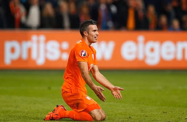 Có thể nói Van Persie đã qua thời kì đỉnh cao nhưng anh vẫn là một ngôi sao lớn không có cơ hội tỏa sáng tại Euro 2016 vì ĐT Hà Lan đã bị loại ngay từ vòng loại. Cựu cầu thủ của MU ghi được 3 bàn ở vòng loại, nhưng Hà Lan của Van Persie vẫn phải xếp sau Séc, Iceland và Thổ Nhĩ Kì.