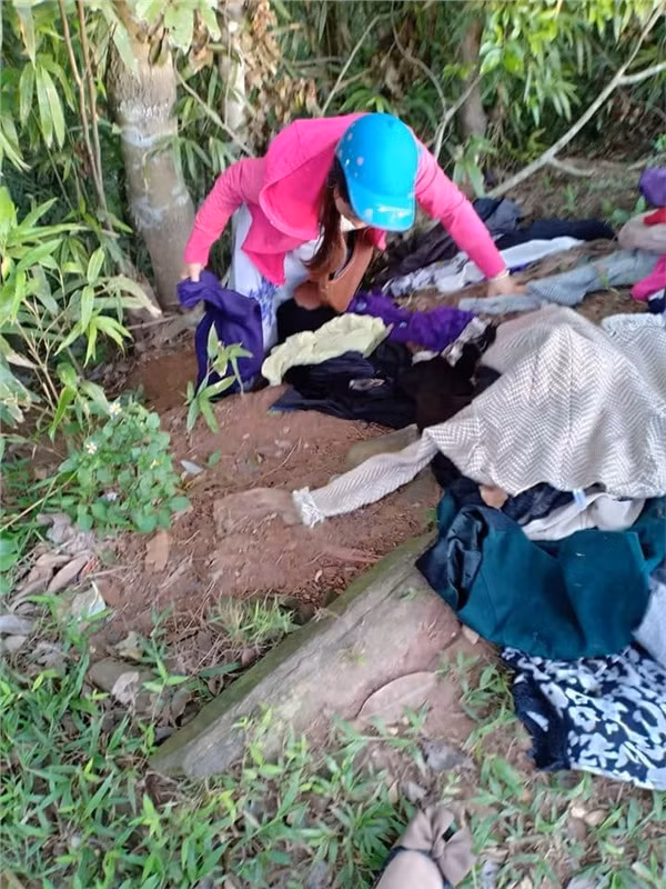 Buc xuc nhom phu nu xin quan ao tu thien roi chon do dep de ban