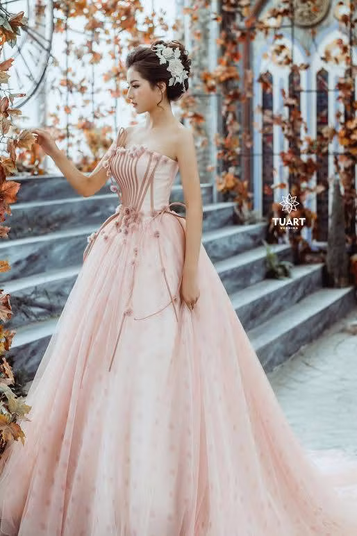 Sau một thời gian tìm kiếm, tung tích của cô diễn viên trong series hài Tết 2017 đã lộ diện. Đó là Bích Ngọc, sinh năm 1997 đến từ Hải Dương, hiện cô đang là sinh viên năm 2 của trường Đại học Ngoại thương Hà Nội.