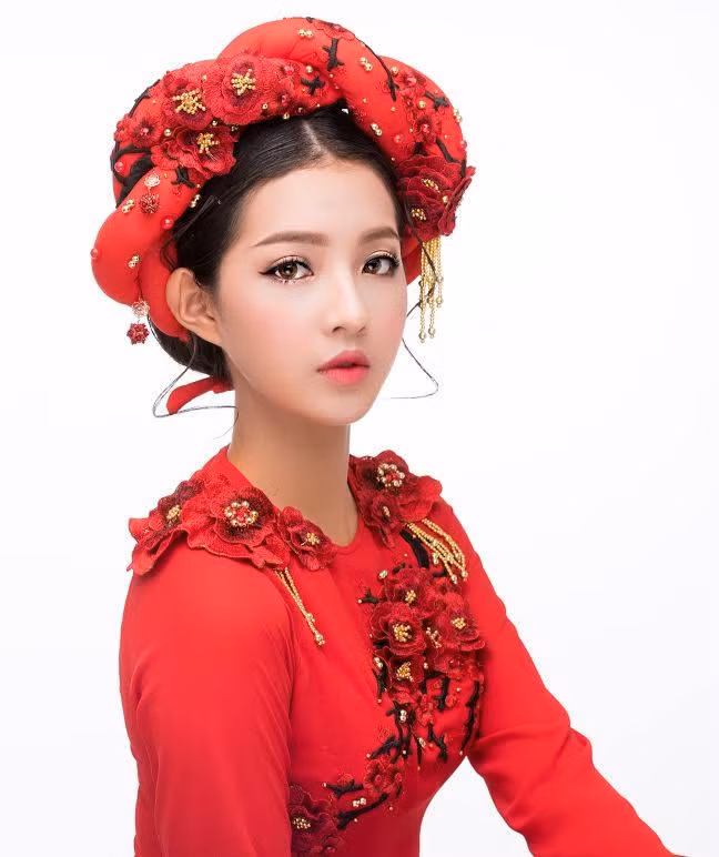 Theo tìm hiểu, ngành học của Bích Ngọc tại trường đại học không liên quan đến nghệ thuật. Tuy nhiên, do ham mê cô nàng này đã cất công đi học 1 khóa học đào tạo diễn viên truyền hình ngắn hạn do VFC và trường Đại học Sân Khấu Điện Ảnh tổ chức.