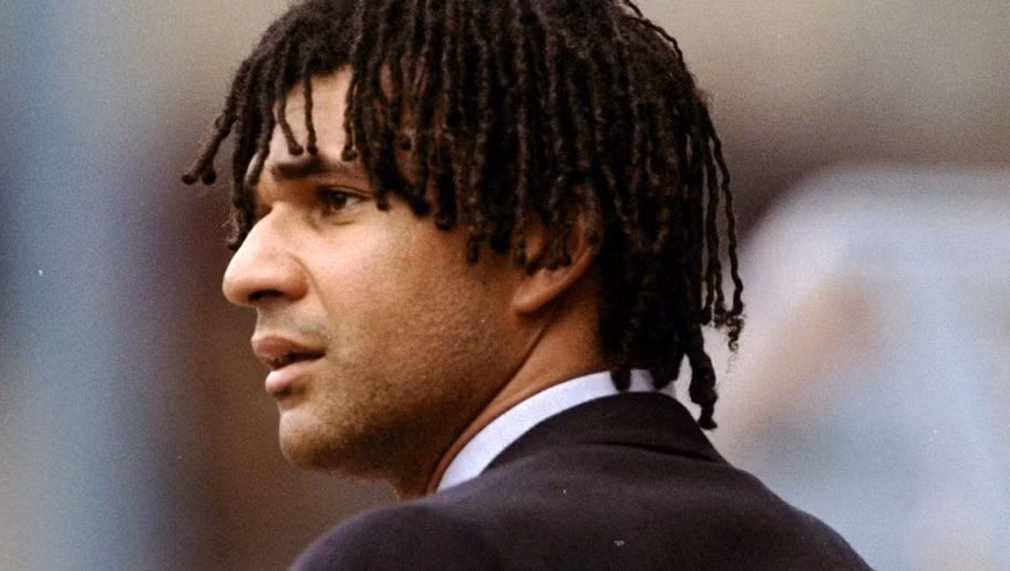 Danh thủ bóng đá người Hà Lan là Ruud Gullit cũng vinh dự góp mặt trong đội hình tiêu biểu tại các kỳ Euro của Puyol.