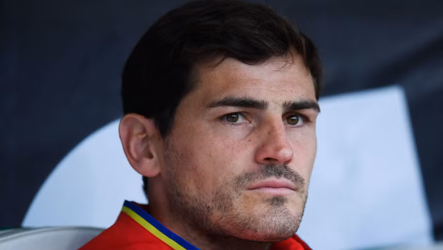 Danh thủ Carles Puyol đã chọn người đồng đội ở ĐT Tây Ban Nha của mình là Iker Casillas đứng trong khung thành của đội hình vĩ đại nhất VCK Euro của mình. Phản xạ nhanh nhạy, ra vào hợp lý là những điều mà không phải ai cũng làm được như cựu thủ thành của CLB Real Madrid.