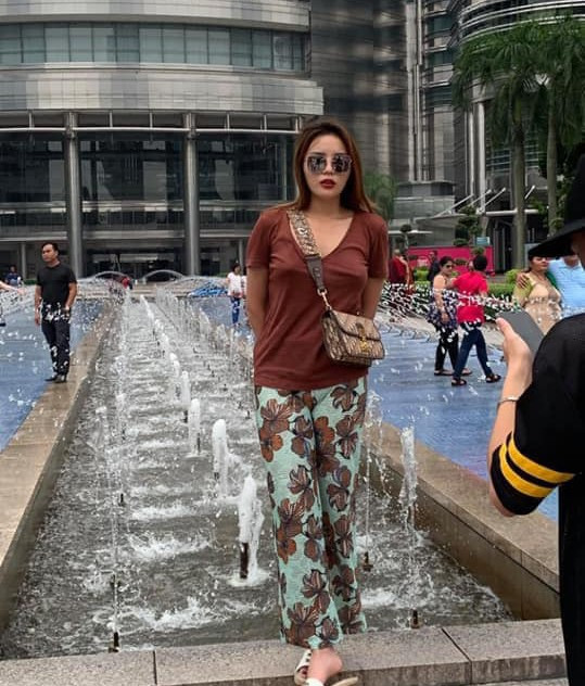 Có lẽ đây là outfit tệ nhất từ trước đến nay của Kỳ Duyên. Thường ngày dự sự kiện sang chảnh, chỉn chu bao nhiêu thì nay cô bị ví chằng khác gì "mẹ bỉm sữa" với áo thun, quần hoa, dép lê xuề xòa.