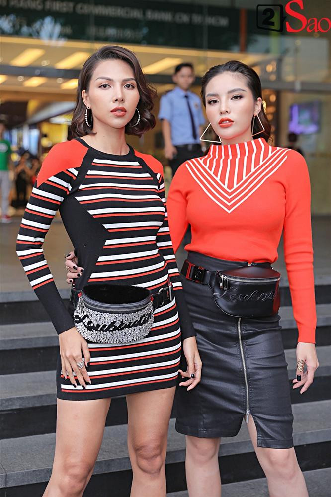 Xuất hiện trong buổi họp báo, chỉ vì chọn bộ đồ ôm sát lộ thân hình "phát tướng" nên Kỳ Duyên cũng lọt top sao mặc xấu.