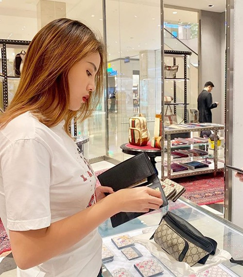 Khi chụp hình từ góc nghiêng, vòng hai thon gọn của cô trước đây cũng bỗng dưng biến mất.