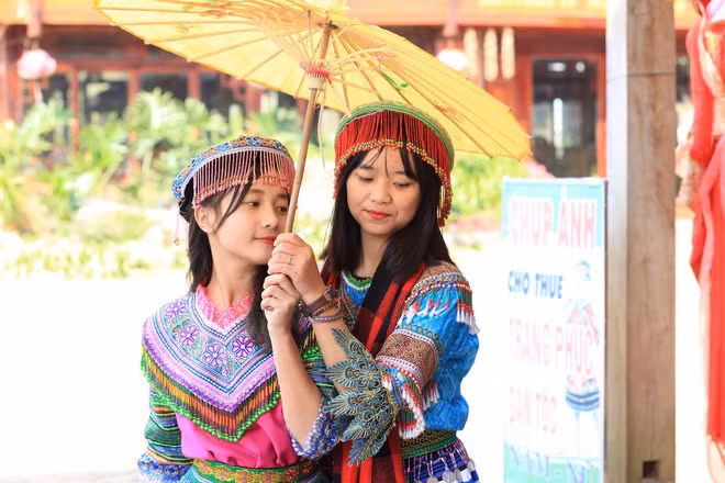 "Răng khểnh, tóc dài ngang lưng, má lúm đồng tiền đúng chuẩn mẫu người mình thích đây rồi"; "Tôi xem rất nhiều clip con gái nhảy, nhưng đây là clip xem hết từ đầu đến cuối. Có một nét xinh xắn gì đó rất dịu dàng. Em hãy giữ mãi nét hồn nhiên này nhé cô bé!" là những lời có cánh mà dân mạng dành cho em gái dân tộc sau khi xem đoạn clip.