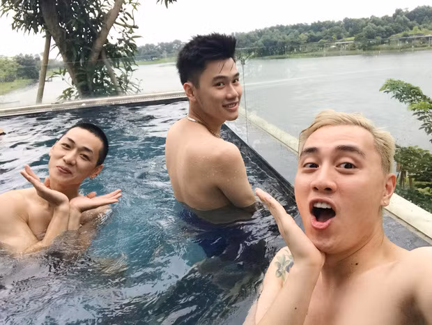 Ngay sau khi cả 3 gia đình mỹ nhân trên đồng loạt đăng hình ảnh trong chuyến du lịch chung đầy thú vị lên Facebook, dân tình mạng xã hội đã "bắn tim" liên tục và nhanh tay chia sẻ khoảnh khắc này.