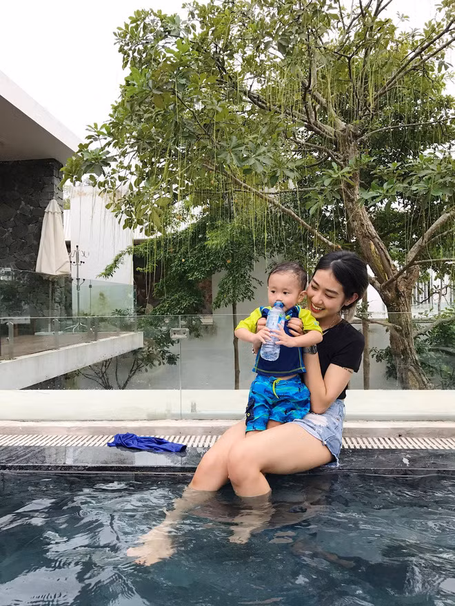 Trước khi bức ảnh 3 gia đình nổi tiếng mạng xã hội cùng nhau đi du lịch, dân mạng đã từng phải trầm trồ khen ngợi khi họ gặp mặt nhau để ăn chơi, giải trí tại một trung tâm thương mại ở Hà Nội.