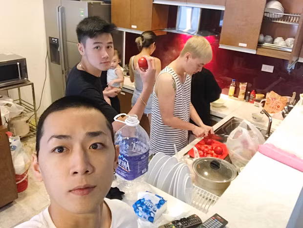 Cùng nhau vào bếp thôi, trong khi Kiên Hoàng đang thái cà chua, Tùng Sơn lại tập tạ với cà chua thì Ba Duy tranh thủ check-in khiến fan dậy sóng.