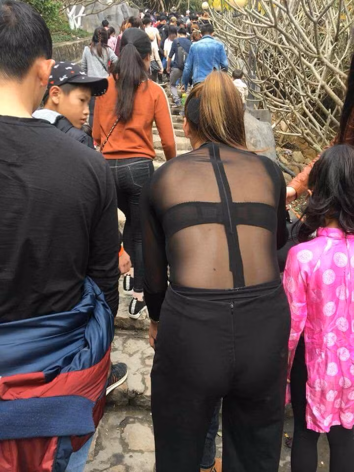 Chẳng phải những bạn trẻ mới thiếu ý thức trong cách ăn mặc khi đi lễ chùa mà còn có cả các bậc phụ huynh, đáng tuổi làm cha mẹ vẫn mắc những lỗi sơ đẳng này.