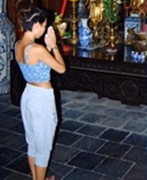 Thay vì những trang phục kín đáo, trang trọng thì cô gái này lại diện chiếc áo hở rốn, chân đi dép tông rất không phù hợp khi đi lễ chùa.