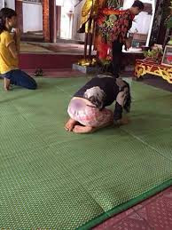 Dù ăn mặc khá kín đáo nhưng do thành tâm lạy Phật quá sâu nên cô gái đã để hở nội y phản cảm.