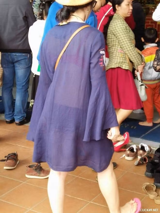 Đặc biệt vào dịp Tết đến, Xuân về, cộng đồng mạng lại được chứng kiến thêm nhiều hơn những màn ăn mặc hớ hênh đi chùa của các cô gái trẻ.