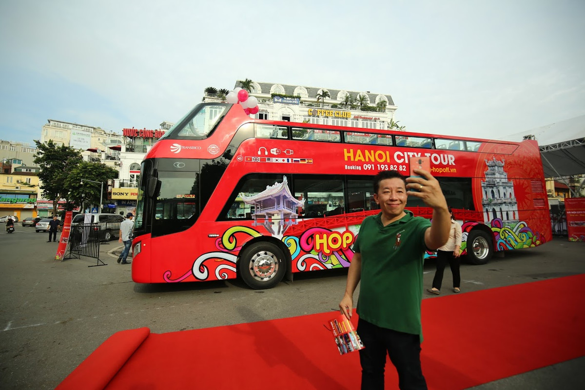 Tuyến du lịch quanh Hà Nội với 14 điểm dừng qua các điểm tham quan tại thủ đô bằng xe buýt hai tầng mở mui trong giai đoạn đầu đưa vào sử dụng với 3 xe, 80 chỗ ngồi.