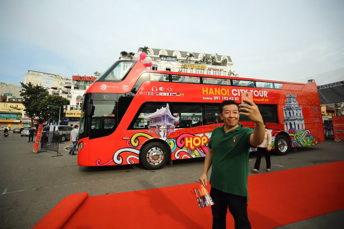 Tuyến du lịch quanh Hà Nội với 14 điểm dừng qua các điểm tham quan tại thủ đô bằng xe buýt hai tầng mở mui trong giai đoạn đầu đưa vào sử dụng với 3 xe, 80 chỗ ngồi.