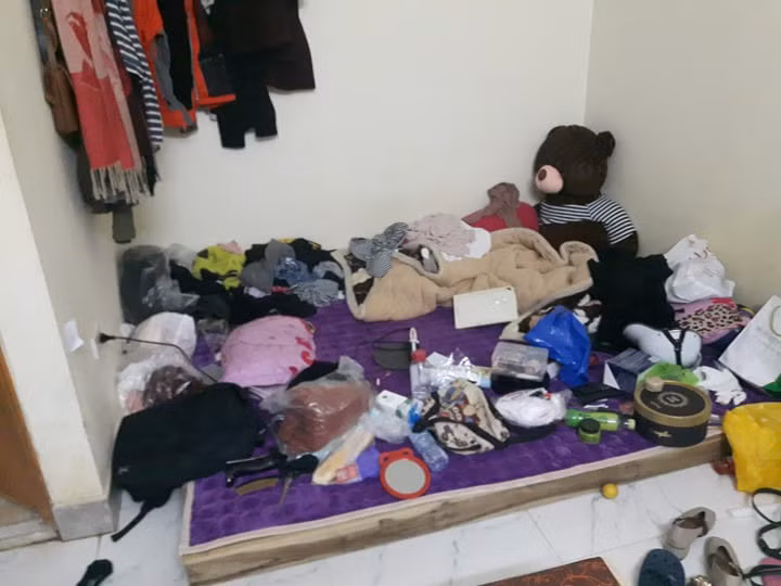 Sau khi những hình ảnh về căn phòng nữ sinh ở bẩn được đăng tải đã nhanh chóng thu hút sự chú ý từ dân mạng và cũng là dịp để họ "khoe" ảnh mình chụp được khi vô tình đến phòng của bạn mình chơi hay thậm chí là trở về phòng sau 1 thời gian đi vắng.