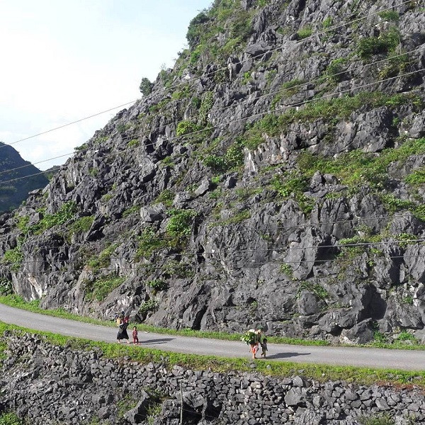 Còn nickname H.H chia sẻ: "Nói ra thì tự ái nhưng đúng là nó ăn vào bản chất đa số người Việt trẻ. Vô ý thức, sống như thời nguyên thủy. Lại nhớ bên Nhật truy tìm người Việt để lại cái tên của mình trên hòn đá thiêng của đất nước người ta".