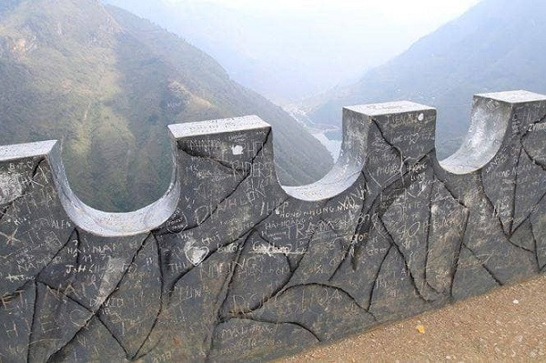  Mã Pì Lèng là một trong những địa điểm yêu thích của các phượt thủ bởi nó được coi là "vua của các con đèo Việt Nam" với địa hình hiểm trở.