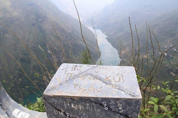 Theo nhiều ý kiến, có lẽ các bạn trẻ này cho rằng việc đánh dấu như vậy sẽ giúp khẳng định tình cảm đôi lứa, giúp cả hai gắn kết hơn.