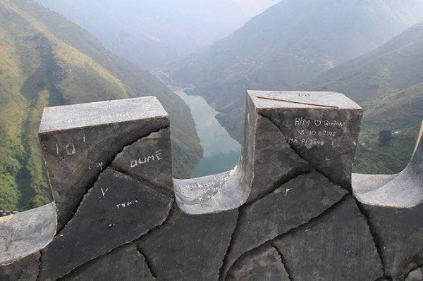 Ngay sau khi những bức hình này bị đăng tải lên mạng đã nhận sự bất bình rất lớn từ cư dân mạng. Đại đa số mọi người đều cho rằng đây là hành động khó có thể chấp nhận được.