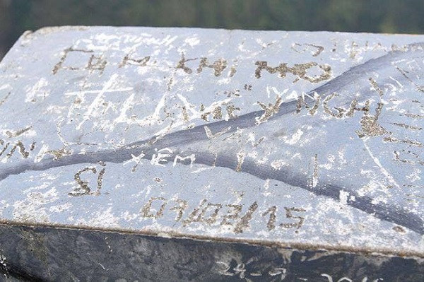 Điều đáng nói tên được khắc trên bia đá đều là tên của cặp đôi đang yêu nhau với mong muốn đánh dấu kỉ niệm của tình yêu.