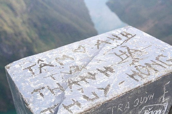 Mới đây, dân mạng lại được một phen phẫn nộ bởi những hình ảnh chụp lại bia đá trên đỉnh Mã Pì Lèng - Hà Giang bị vẽ bậy và khắc tên lung tung.