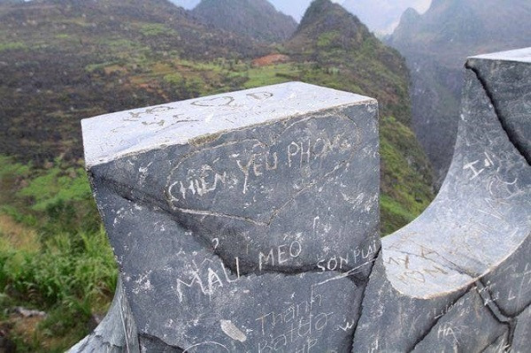 Không phải viết bằng bút xóa mà nhiều bạn trẻ đến du lịch Mã Pì Lèng đã khắc lên đá làm nơi đây nham nhở những chữ viết.