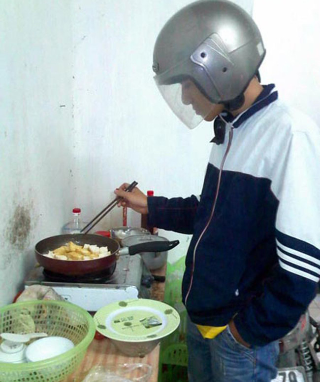 Nấu ăn với đủ mọi tư thế, biểu cảm cùng các vật dụng đính kèm như áo mưa, mũ bảo hiểm, lồng bàn, chậu những người đàn ông như chống chọi quyết liệt với lũ giặc mang tên "bữa cơm" để làm hài lòng chị em phụ nữ.