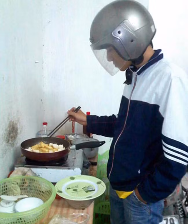 Nấu ăn với đủ mọi tư thế, biểu cảm cùng các vật dụng đính kèm như áo mưa, mũ bảo hiểm, lồng bàn, chậu những người đàn ông như chống chọi quyết liệt với lũ giặc mang tên "bữa cơm" để làm hài lòng chị em phụ nữ.