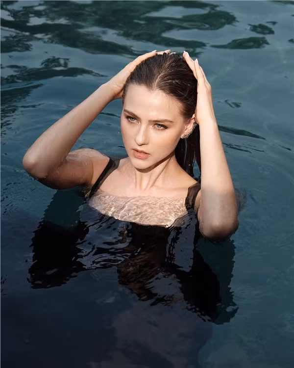 Cùng ngắm thêm một số hình ảnh khác trong vai trò người mẫu của Olga - nàng mẫu Tây tình cờ nổi tiếng trên mạng xã hội Việt Nam,