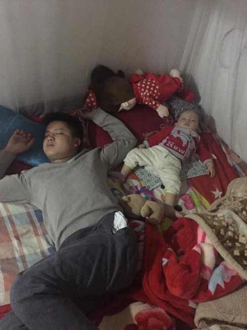 Mọi người cùng đúc kết ra một kết luận thật phũ phàng là dù mẹ có vất vả mang nặng đẻ đau đến đâu thì cuối cùng, món quà kết tinh tình yêu vẫn giống y chang bố.