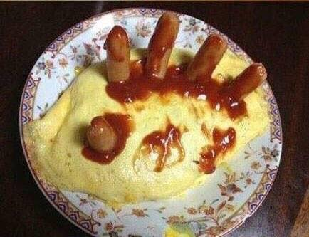 Trứng rán và xúc xích của một dân mạng Việt để ăn theo trào lưu khoe hộp cơm kinh dị.