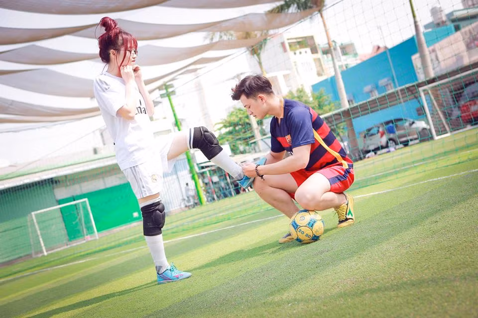 Để hâm nóng cho trận đấu siêu kinh điển giữa Barcelona và Real Madrid ngày 3/4 sắp tới, cô nàng Thùy Dung và bạn diễn là Lê Trung Hiếu đã tung ra bộ ảnh trước thềm đại chiến.