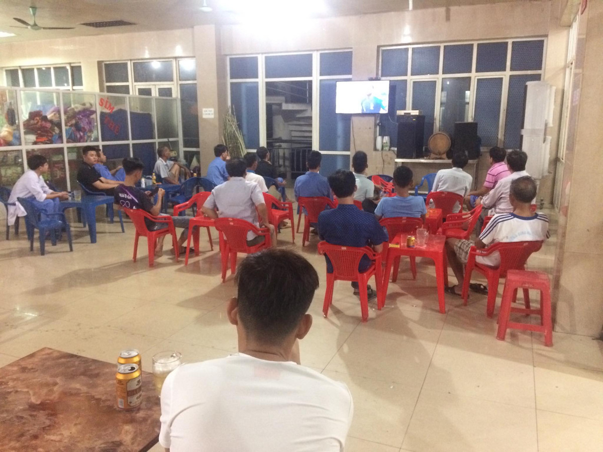 Không chỉ có hành lang hay trong phòng bệnh, một điểm xem World Cup mà nhiều bệnh nhân cũng như người nhà của họ lựa chọn đó là những căng-tin của bệnh viện. Nơi đây không chỉ được xem mà những tín đồ của môn thể thao vua còn được uống và hưởng gió quạt mát lạnh.