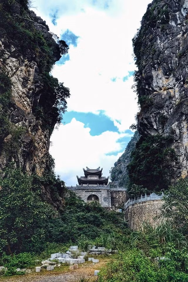 "Tuyệt tình cốc" của Việt Nam có tên đầy đủ là Động Am Tiên. Di tích này thuộc xã Trường Yên, huyện Hoa Lư, tỉnh Ninh Bình, cách trung tâm thành phố khoảng 10 km.