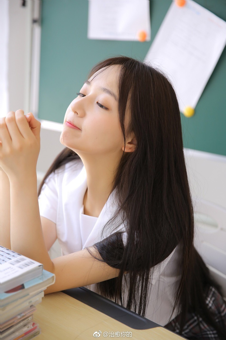 Tuy không sở hữu nét đẹp khỏe khoắn, mạnh mẽ như đúng trend hiện nay nhưng sự dịu dàng, nữ tính của Chính Uy vẫn có sức hấp dẫn lạ kỳ.