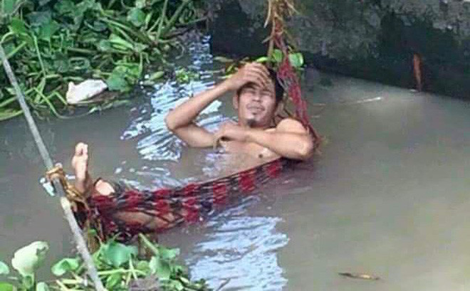 Những ngày qua, trên cả nước tình hình nắng nóng là nỗi khổ kinh hoàng của nhiều người dân, khi nhiệt độ luôn ở ngưỡng 40 - 45 độ thì nhiều phương án giải nhiệt bá đạo đã được nghĩ ra và chúng được dân mạng nhanh tay ghi lại.