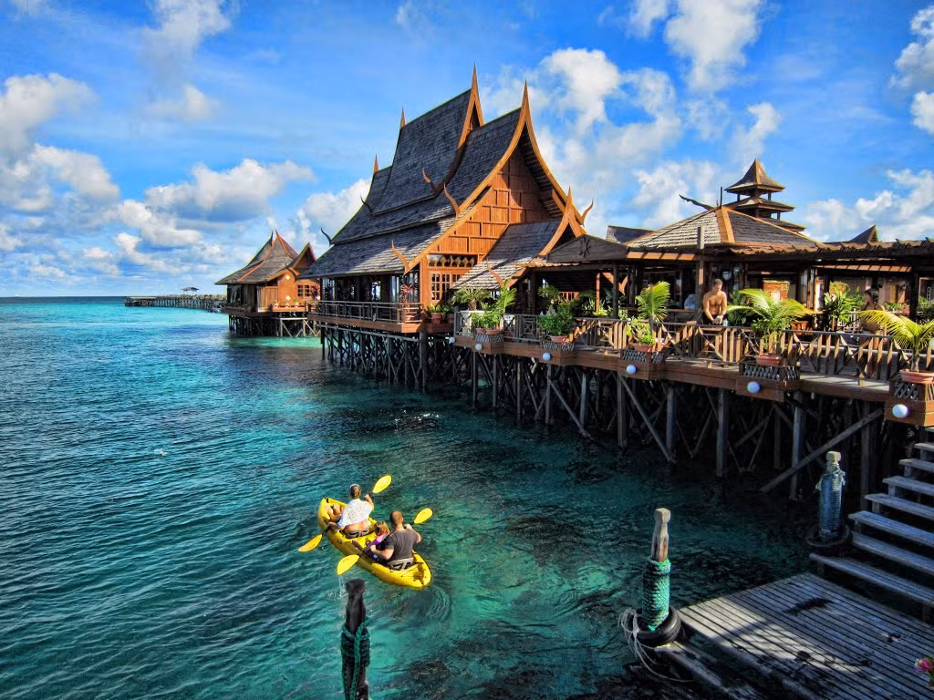 Song Saa cách TP HCM không xa, với khoảng nửa ngày di chuyển bằng đường bộ, tương đương với quãng thời gian di chuyển đến Koh Rong Samloem và Koh Rong vốn dĩ đã quen thuộc với khách Việt.