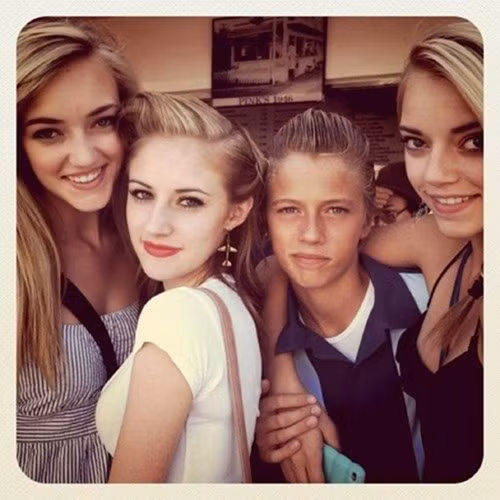 Bức ảnh thời niên thiếu của 4 chị em. Từ trái sang phải là chị thứ hai Daisy Clementine, chị cả Queen Starlie, chàng hoàng tử Lucky Blue và chị thứ ba Pyper America. Cả 4 chị em đều là người mẫu.