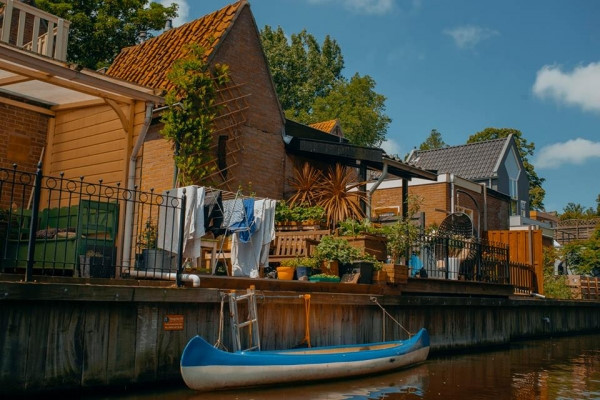 Bộ ảnh mang tên The Journey to the West của chàng trai Sài Gòn - Trương Tùng Lâm (Tùng Salie, 27 tuổi, TP.HCM) mới đây gây chú ý trên mạng xã hội. Các bức hình giản dị, chân thực về đời sống và con người châu Âu sẽ đánh thức giấc mơ muốn được đặt chân tới đây một lần trong đời của nhiều người xem.