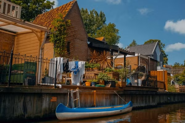 Bộ ảnh mang tên The Journey to the West của chàng trai Sài Gòn - Trương Tùng Lâm (Tùng Salie, 27 tuổi, TP.HCM) mới đây gây chú ý trên mạng xã hội. Các bức hình giản dị, chân thực về đời sống và con người châu Âu sẽ đánh thức giấc mơ muốn được đặt chân tới đây một lần trong đời của nhiều người xem.