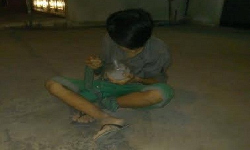 Đối tượng bị buộc dây ở tay, ngồi ăn ở hiện trường.