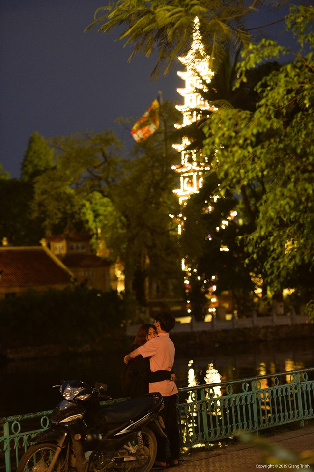 Theo ghi nhận tại Hà Nội vào lúc sáng sớm, nhiệt độ chỉ có 21-22 độ C; tới khoảng 11 giờ nền nhiệt tăng lên 25 độ C nhưng người đi đường cảm nhận rất lạnh.