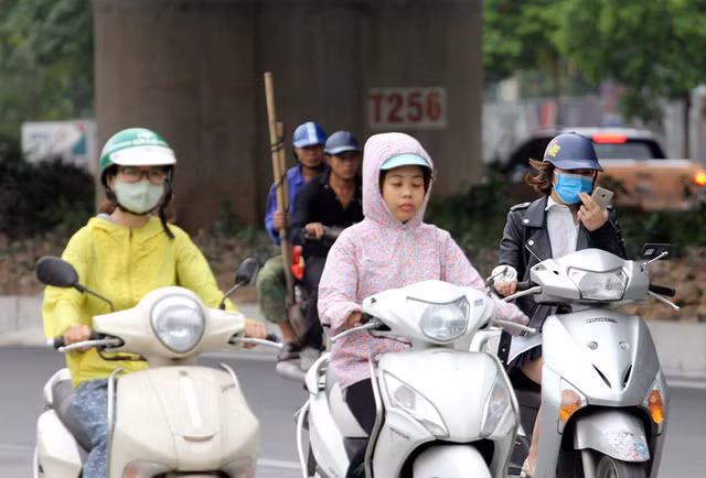 Nhiều người dân Hà Nội đi đường vào sáng nay cảm nhận rõ rệt thời tiết se lạnh kèm theo gió.