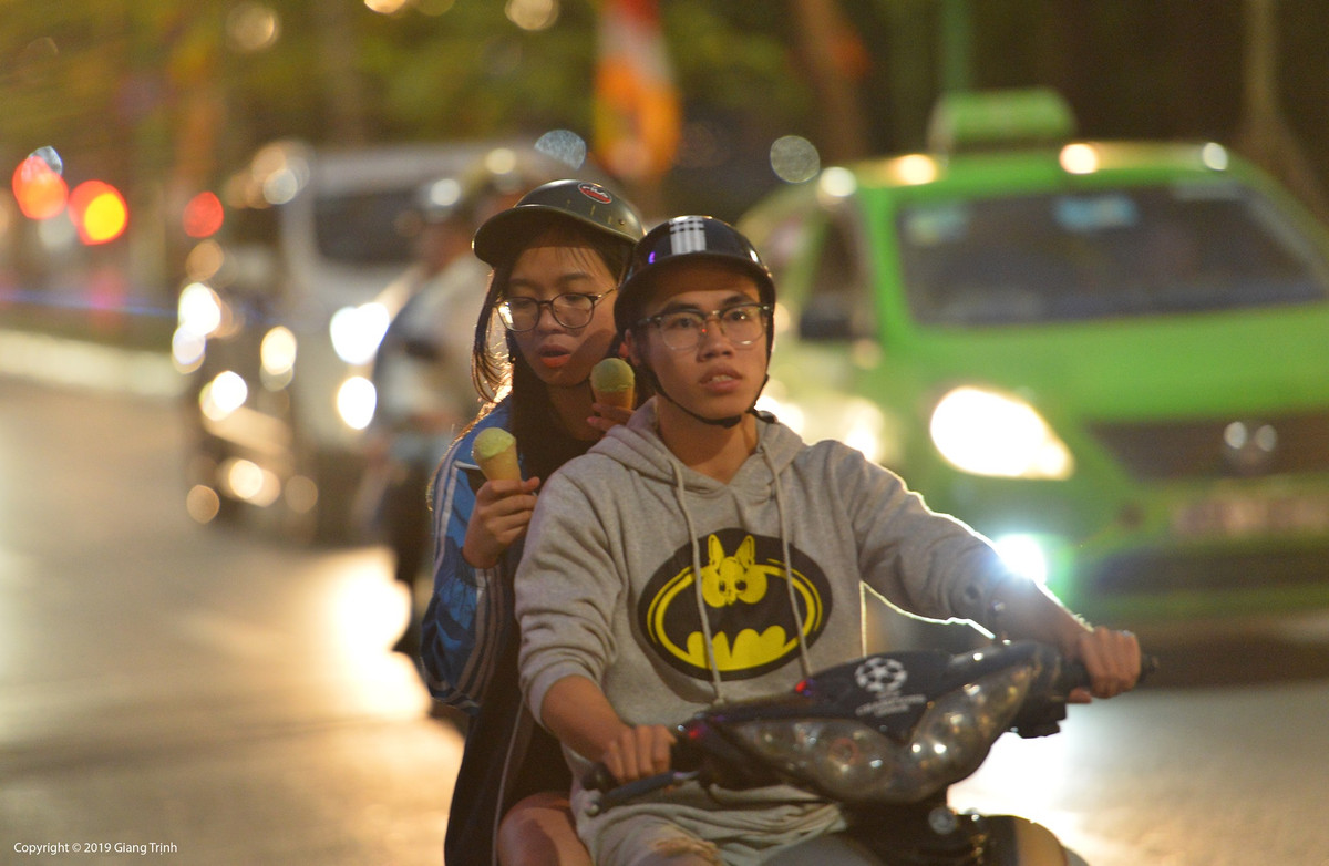 Nhiệt độ tăng nhẹ khi có ánh mặt trời nhưng do có thêm mưa phùn nên cái rét càng đậm thêm.