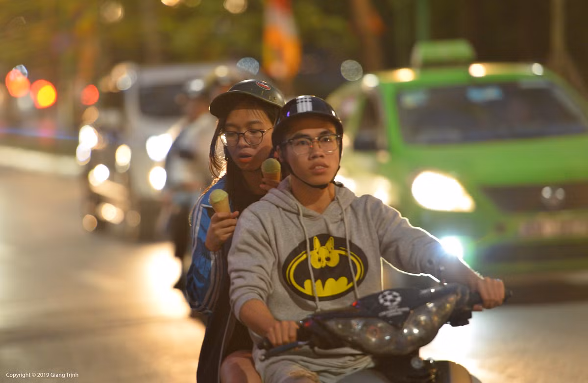 Nhiệt độ tăng nhẹ khi có ánh mặt trời nhưng do có thêm mưa phùn nên cái rét càng đậm thêm.