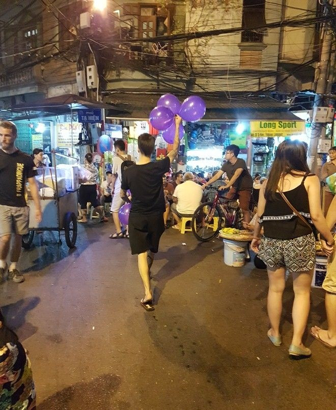 Có mặt tại các con phố thu hút nhiều giới trẻ Hà Nội như Tạ Hiện, Nguyễn Hữu Huân hay Lương Ngọc Quyến vào dịp cuối tuần thì cảnh tượng bán bóng cười dạo không khó gặp. Giá mỗi quả bóng dao động từ 25.000 đến 50.000 tùy theo kích cỡ,