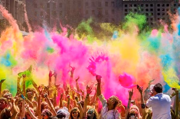 Đến với Ấn Độ vào tháng 3, các bạn sẽ được hòa nhịp vào lễ hội màu sắc Holi được tổ chức trên khắp các đường phố của đất nước này vào ngày 17/3. Đến đây, bạn không chỉ được dịp hòa mình vào dòng người mà còn thưởng thức những nhiều đặc sản.